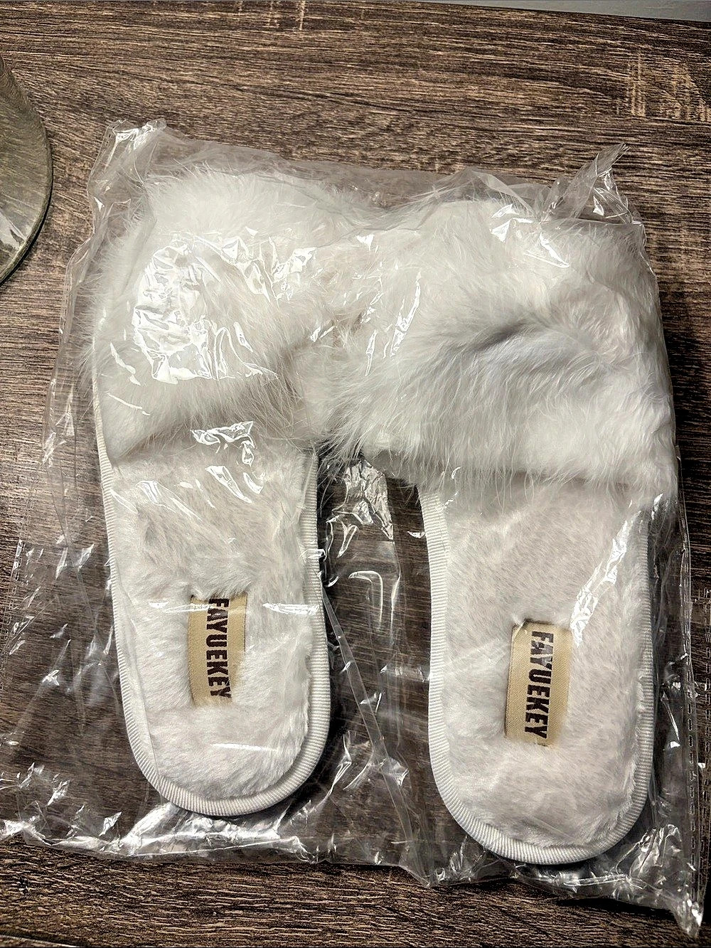 Muk Luks Faux Fur Slippers in White Size 8 NWT
